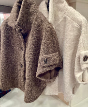 Carica l'immagine nel visualizzatore di Gallery, Mantella corta