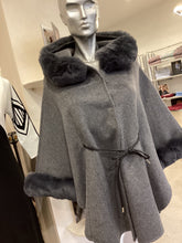 Carica l'immagine nel visualizzatore di Gallery, Mantella